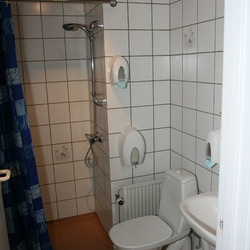 Værelse med badeværelse hos Hotel Karup